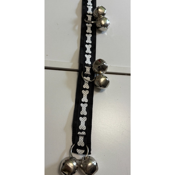 Dog Doorbell Training Strap with Jingle Bells – Black with White Bone Pattern - Picture 1 of 6